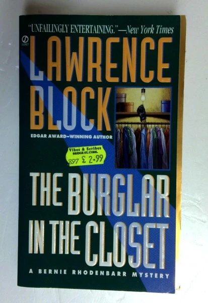 Lawrence Block / A Burglar in the Closet: A Bernie Rhodenbarr Mystery (Older Edition Small Paperback)