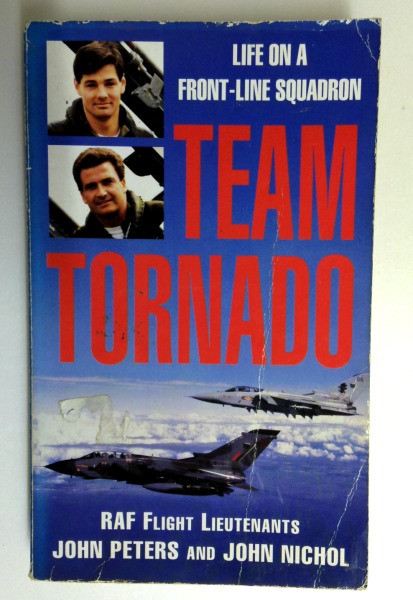 John & John Nichol. Peters / Team Tornado: Life on a Front-Line Squadron (Older Edition Small Paperback)