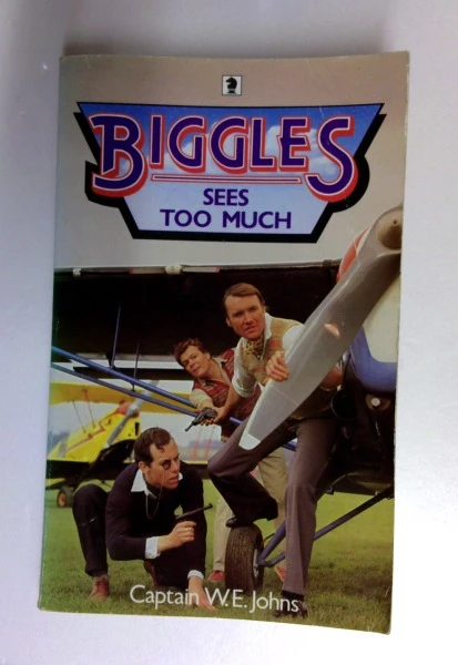 W.E. Johns / Biggles Sees Too Much (Knight Books) (Older Edition Small Paperback)