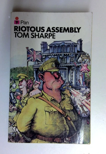 Tom Sharpe / Riotous Assembly (Older Edition Small Paperback) (1)