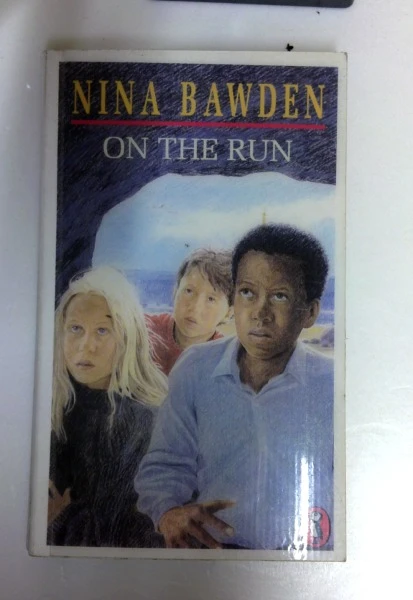 Nina Bawden / On the Run (Puffin Books) (Older Edition Small Paperback)