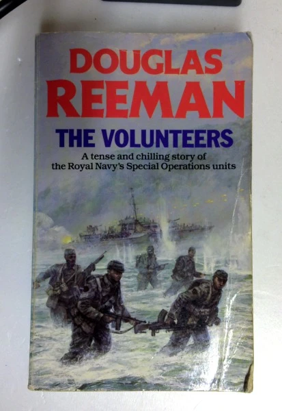 Douglas Reeman / The Volunteers: A Dramatic Ww2 Adventure from Douglas Reeman, the All-Time Bestselling Master of Storyteller of the Sea (Older Edition Small Paperback)