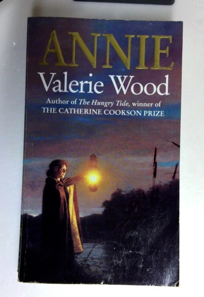 Valerie Wood / Annie (Older Edition Small Paperback)