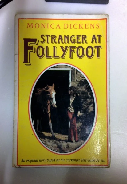 Monica Dickens / Stranger at Follyfoot (Older Edition Small Paperback)