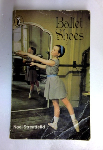 Noel Streatfeild / Ballet Shoes: A Story of Three Children on the Stage (Vintage Paperback) (1)