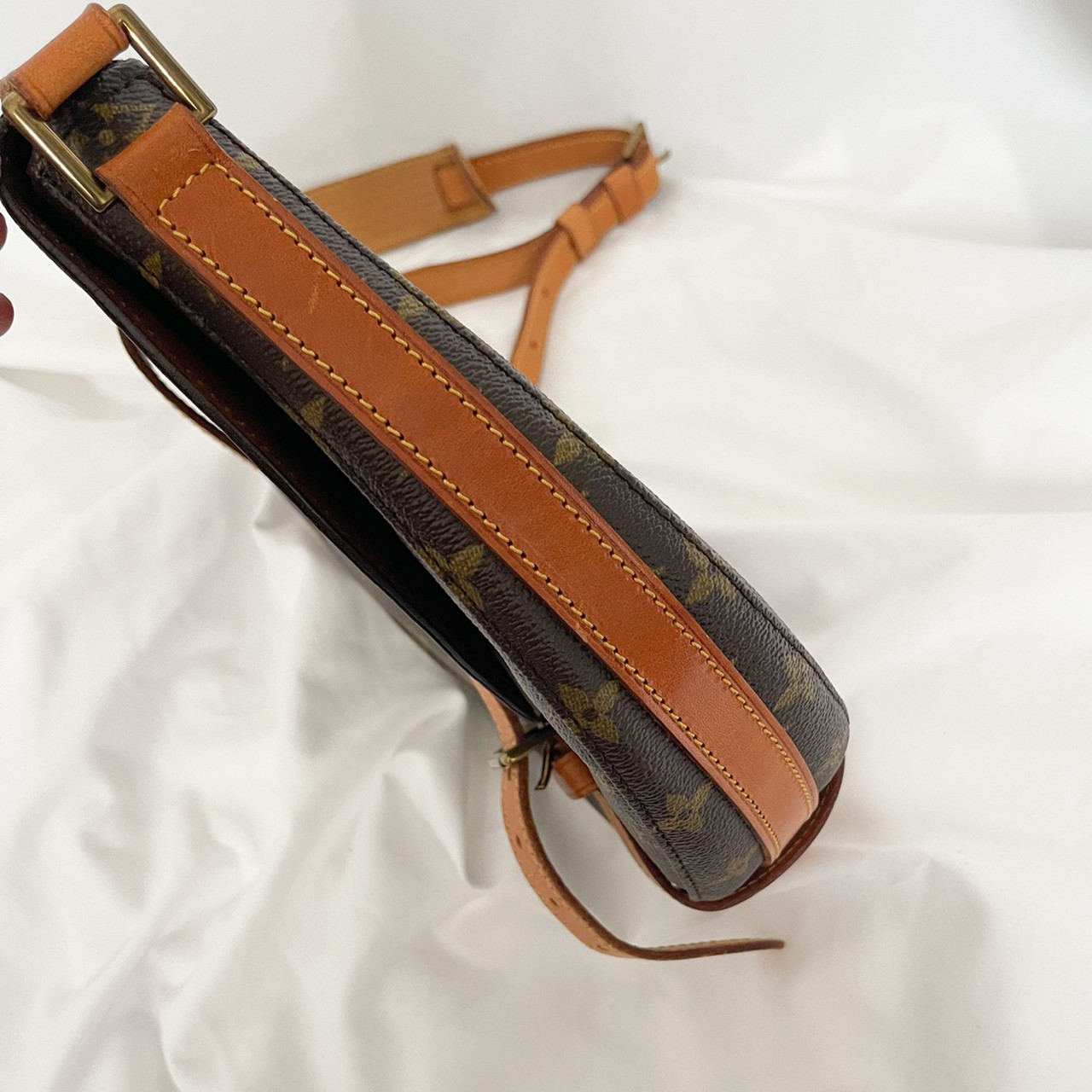 LOUIS VUITTON Jeune Fille Cross Body Bag Vintage Very Good Condition -  Chelsea Vintage Couture