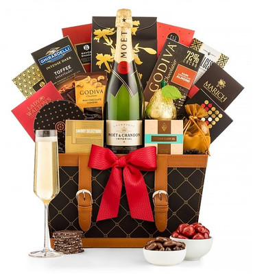 https://cdn11.bigcommerce.com/s-vs4etb4vhg/products/1033/images/1473/Moet-Champagne-Wishes-Gift-Basket__37733.1639249728.400.400.jpg?c=2