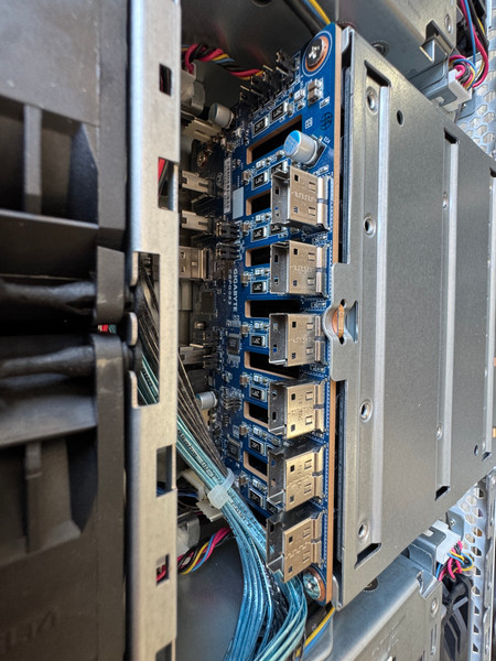 Gigabyte G292-Z20 2U 8 Bay LFF with 1x AMD 7502 CPU White Face Plate