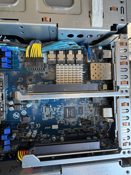 Gigabyte G292-Z20 2U 8 Bay LFF with 1x AMD 7502 CPU White Face Plate