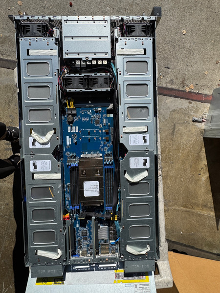 Gigabyte G292-Z20 2U 8 Bay LFF with 1x AMD 7502 CPU Black Face Plate