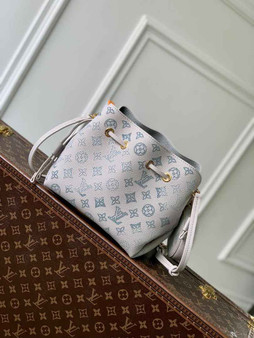 Louis Vuitton Bella Bag M12125