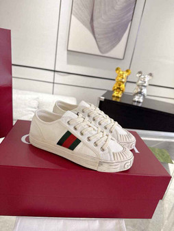 Gucci Women's chunky sneaker �?31826 Beige