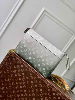 Louis Vuitton Pochette Voyage Souple M11545