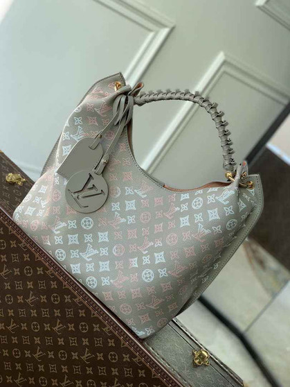 Louis Vuitton Carmel Mahina Leather M12093 - Default Title - View 1