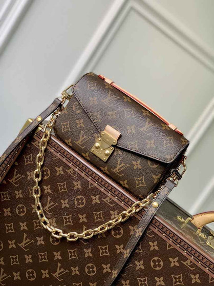 Louis Vuitton M46279 Pochette Métis East West Monogram Canvas