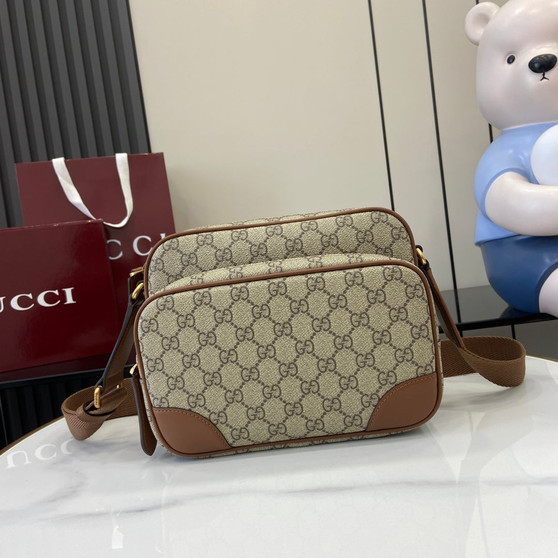 Gucci GG Emblem medium crossbody bag, 821160 in beige fabric