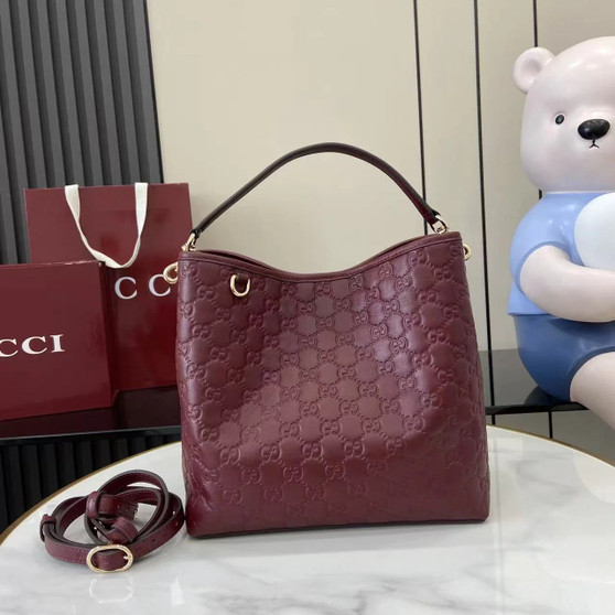 Gucci GG Emblem medium bucket bag �?15103 in red leather