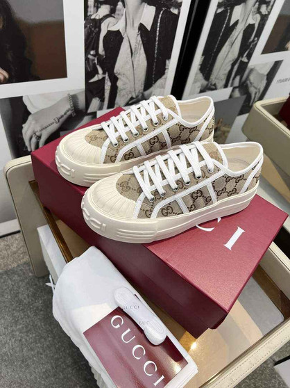 Gucci Women's chunky sneaker �?31825 Beige