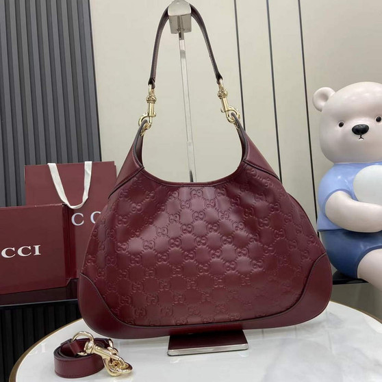 Gucci B medium shoulder bag, 834981 in wine red leather