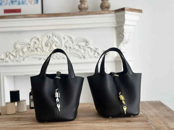 Hermès Picotin Lock 18 pocket bag Togo Leather H935100 black - black-gold - View 1
