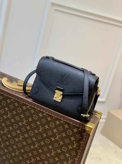 Louis Vuitton Pochette Métis M59211 Black Leather
