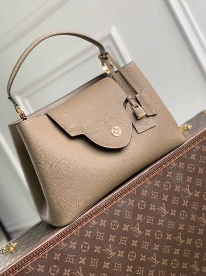 Louis Vuitton Capucines GM Souple Bag, M21787 Grained calfskin Gray