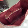Gucci B medium shoulder bag, 834981 in wine red leather