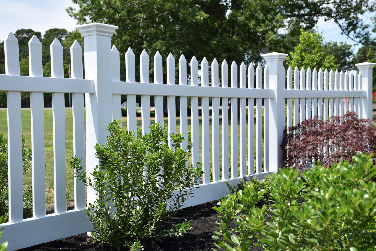 Catalyst Nantucket Straight White Spade Picket Fence in Garden
