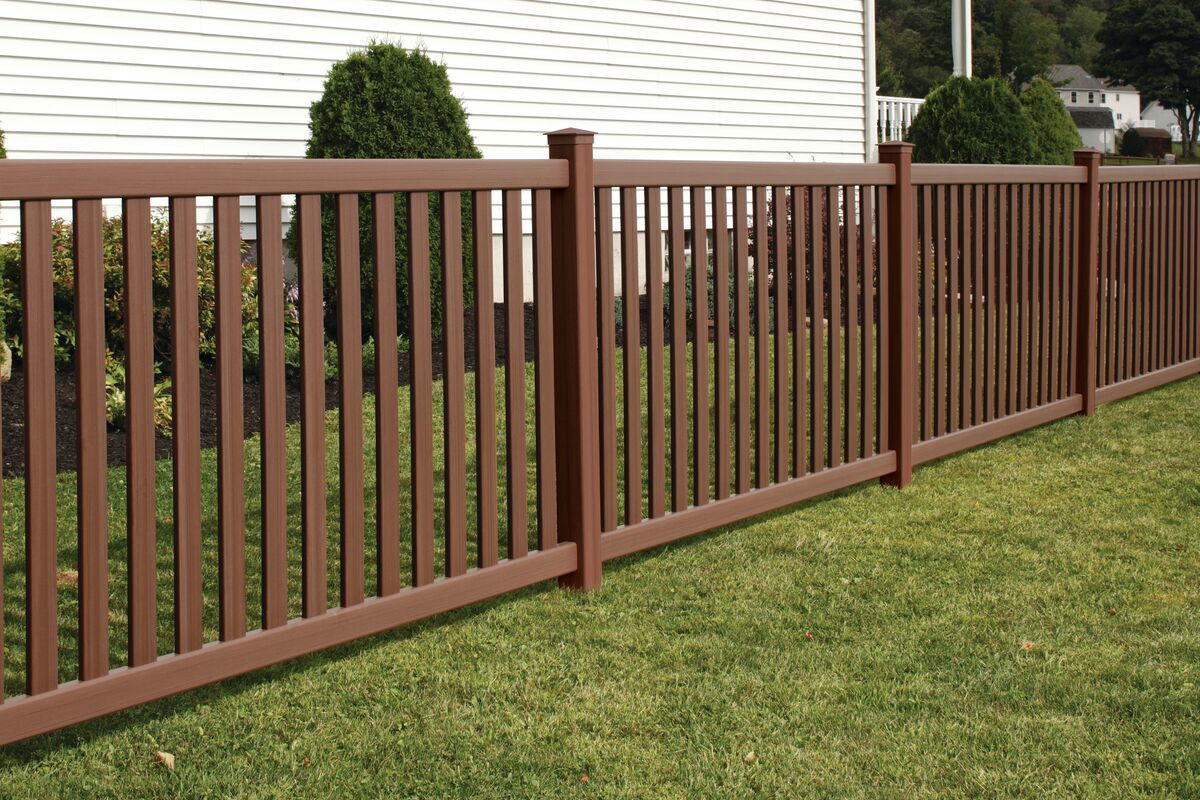 Norwalk Closed Picket Fence in Brazilian Blend - Lifestyle