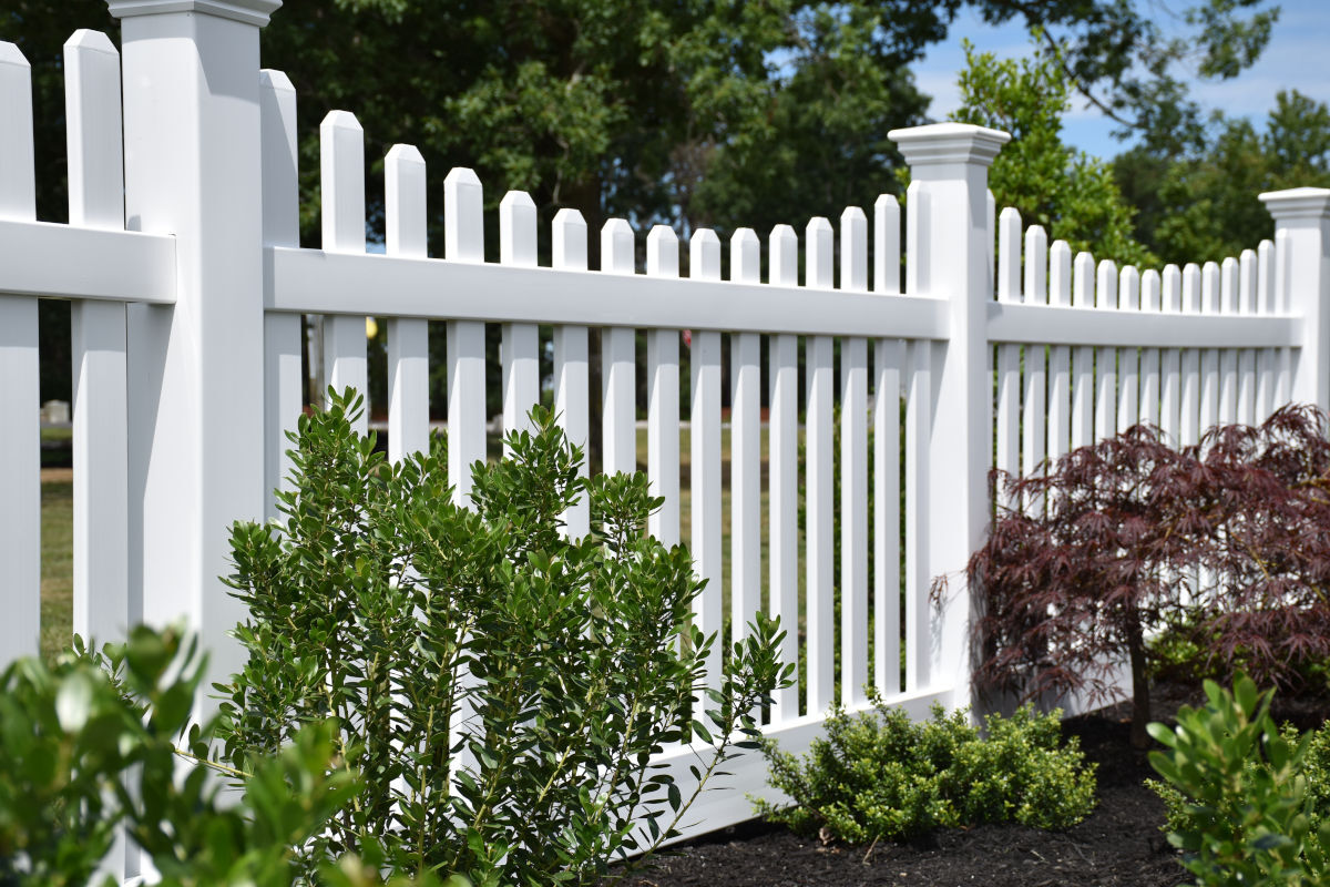 Catalyst Rockport Classic Dog Ear Scalloped Picket Fence in White - Lifestyle