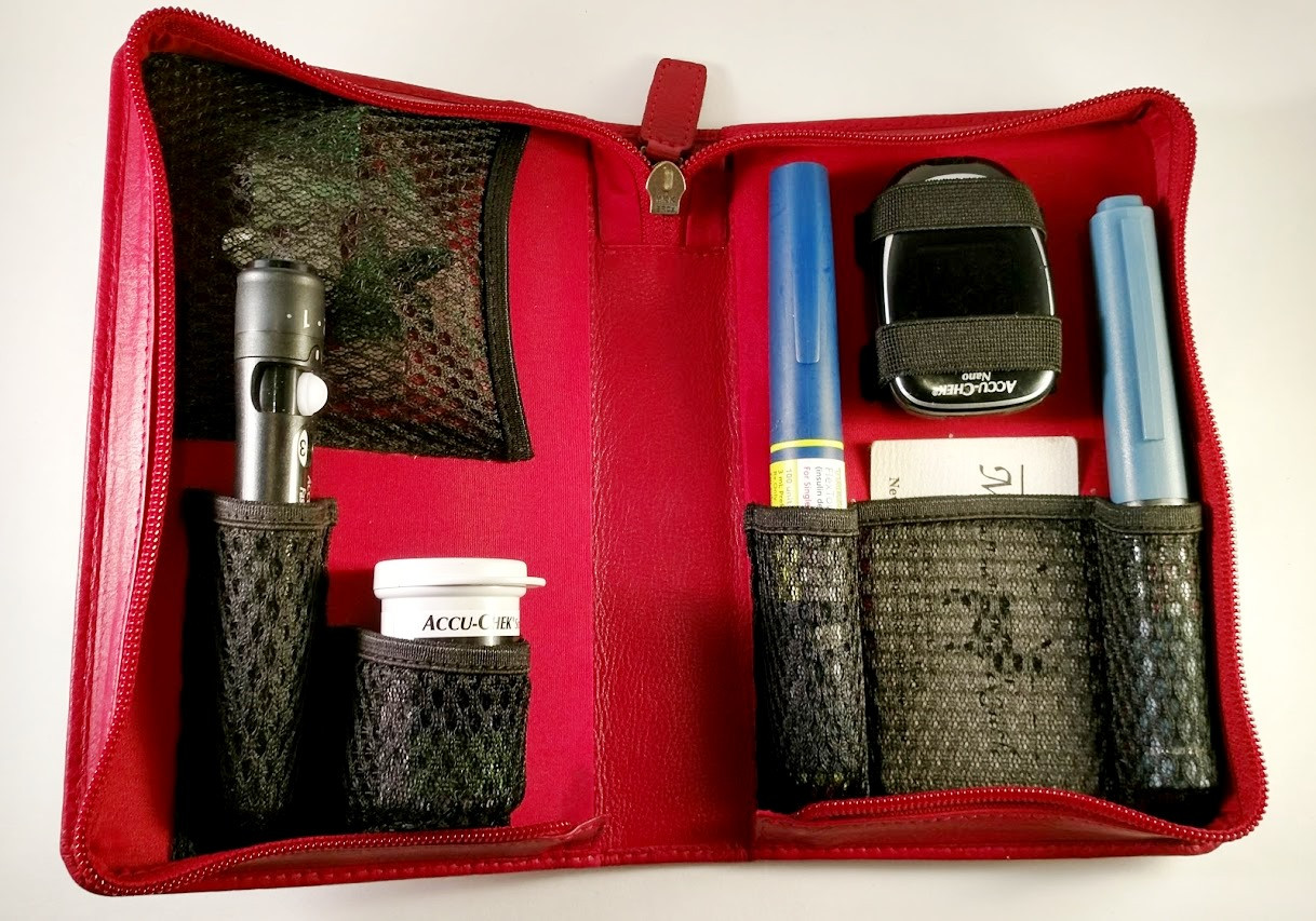 Large leather carrying case for diabetic insulin cartridge pens