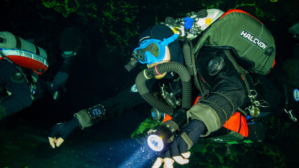 Diver using Halcyon Symbios Rebreather and Phaser Dive Light in Ginnie Springs