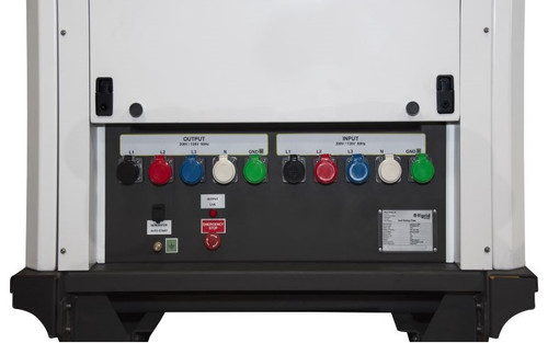 The mobile battery energy storage system highlighting the single interface for easy monitoring of battery charge levels and energy flow, along with the system’s connectors for integration into a hybrid setup.