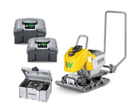 The unit is designed for forward travel and features a durable, flat compaction plate ideal for asphalt and paving applications. Two BOB14 batteries and the BOC13 quick charger are included, neatly stored in rugged Systainer boxes beside the compactor.