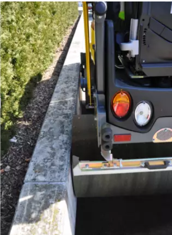 Large curb clearance

 The overhang over the edge of the drum begins very high up, allowing for compaction to take place right to the edge of higher walls. This allows for a wider range of applications and greater efficiency.