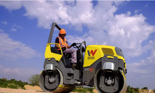 Hydraulic traction control

 The hydraulic traction control (Automatic Slip Control) ensures that the wheels do not spin. This means the roller achieves excellent gradeability and high mobility, even on rough terrain.
 The hydraulic traction control increases operator safety, as the roller does not slip as quickly on slopes.