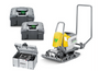The image shows the Wacker Neuson APS2050e Quick Kit, featuring a compact vibratory plate compactor with two BOB14 batteries and a BOC13 quick charger, ideal for zero-emission, efficient compaction.