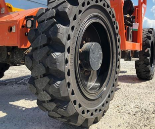 JLG Solid Tire Guide: Eliminate Aerial Lift Downtime & Safety Risks