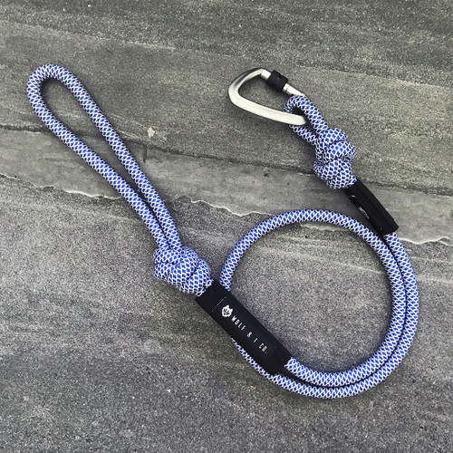 Wolf & I Co. Kingfisher 4ft knotted climbing rope dog leash is made of ultra-strong nylon climbing rope. Nylon is lightweight, weatherproof, and will not mildew or fray (unlike cotton rope leashes). The simple knotted design means there is no stitching or joins that can be broken, rusted or chewed!