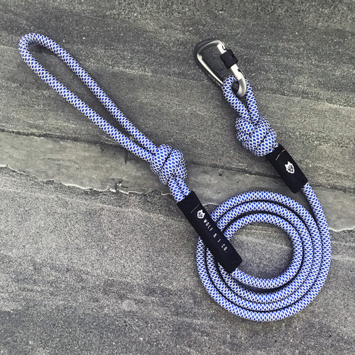 Wolf & I Co. Kingfisher 6ft knotted climbing rope dog leash is made of ultra-strong nylon climbing rope. Nylon is lightweight, weatherproof, and will not mildew or fray (unlike cotton rope leashes). The simple knotted design means there is no stitching or joins that can be broken, rusted or chewed!