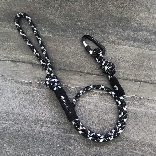 Wolf & I Co. Yeti 4ft knotted climbing rope dog leash is made of ultra-strong nylon climbing rope. Nylon is lightweight, weatherproof, and will not mildew or fray (unlike cotton rope leashes). The simple knotted design means there is no stitching or joins that can be broken, rusted or chewed!