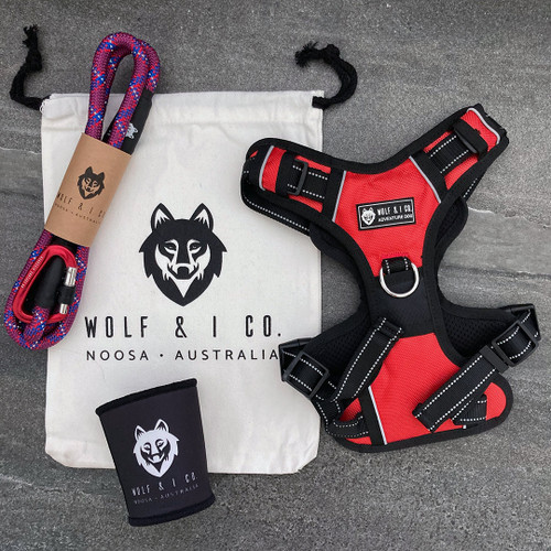 A great gift idea for the dog lovers in your life! Featuring a Medium Reflective No-Pull Harness, 4ft Reflective Adventure Series Leash (colour of your choice) and a Drink Cooler. All these items are packed into a large cotton carry bag, ready for gifting. 