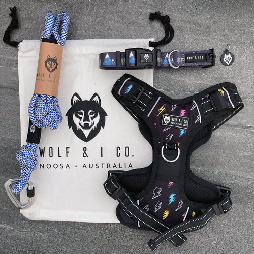 Featuring a Medium Reflective No-Pull Harness, 4ft Knotted Series Leash (colour of your choice), Camp Wolf ML collar and ID Tag. All these items are packed into a large cotton carry bag, ready for gifting. 