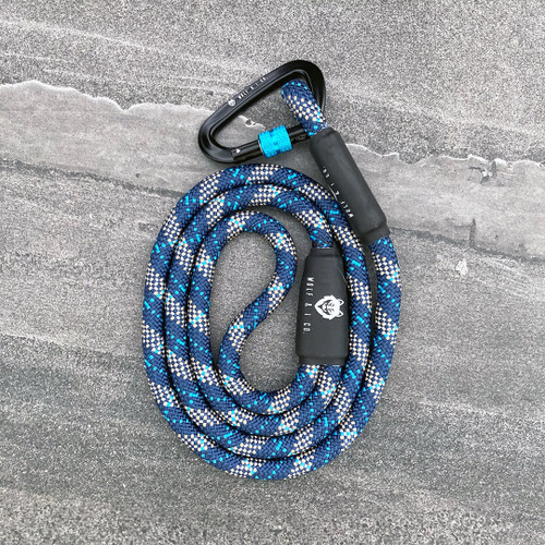 Wolf & I Co. Vagabond 4ft reflective dog leash is made of ultra-strong nylon climbing rope. Nylon is lightweight, weatherproof, and will not mildew or fray (unlike cotton rope leashes). 