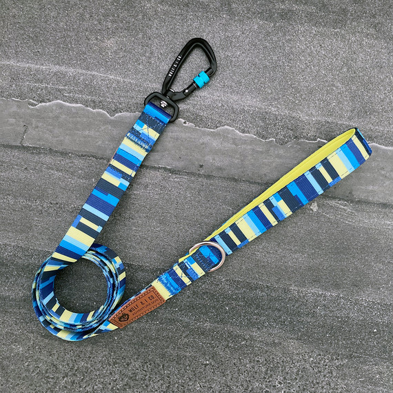 Stylish doggos listen up; The Icebergs 5ft dog leash is no Ice Slurry! This feature packed leash boasts a soft neoprene padded handle, sturdy swivel carabiner and stainless steel doggy bag attachment. The epic blue and yellow abstract pattern is a bright dog leash for dog walks anywhere from Bondi to Byron.