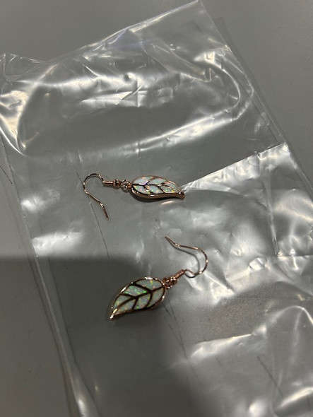 GENERIC GOLD AND WHITE LEAF EARRINGS - GOLD AND WHITE GENERIC GOLD AND WHITE LEAF EARRINGS - GOLD AND WHITE