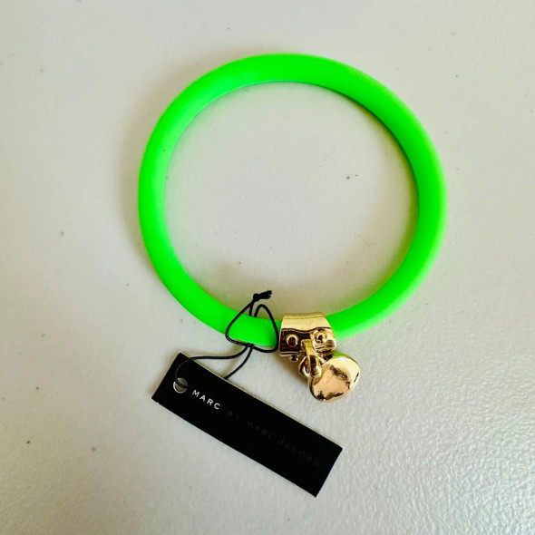 MARC BY MARC JACOBS ELASTIC SILICON BRACELET WITH CHARM - TOUCAN GREEN New MARC BY MARC JACOBS ELASTIC SILICON BRACELET WITH CHARM - TOUCAN GREEN New