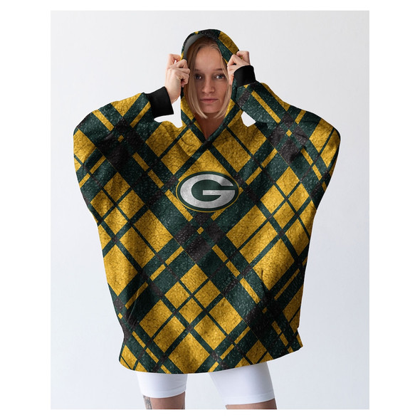 PEGASUS GREEN BAY PACKERS 34" X 34" DIGITAL DASH SHERPA HOODED FAN CAPE