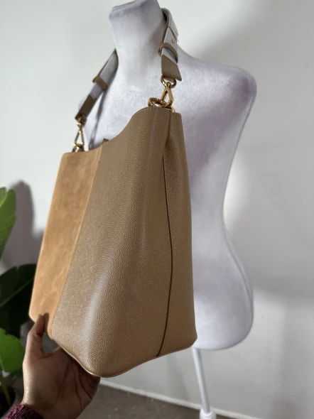 STUART WEITZMAN WOMEN’S LEATHER BUCKET BAG - BROWN