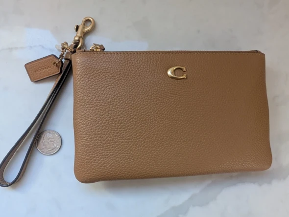 COACH ESSENTIAL SMALL WRISTLET, PEBBLED LEATHER IN HONEY - BROWN